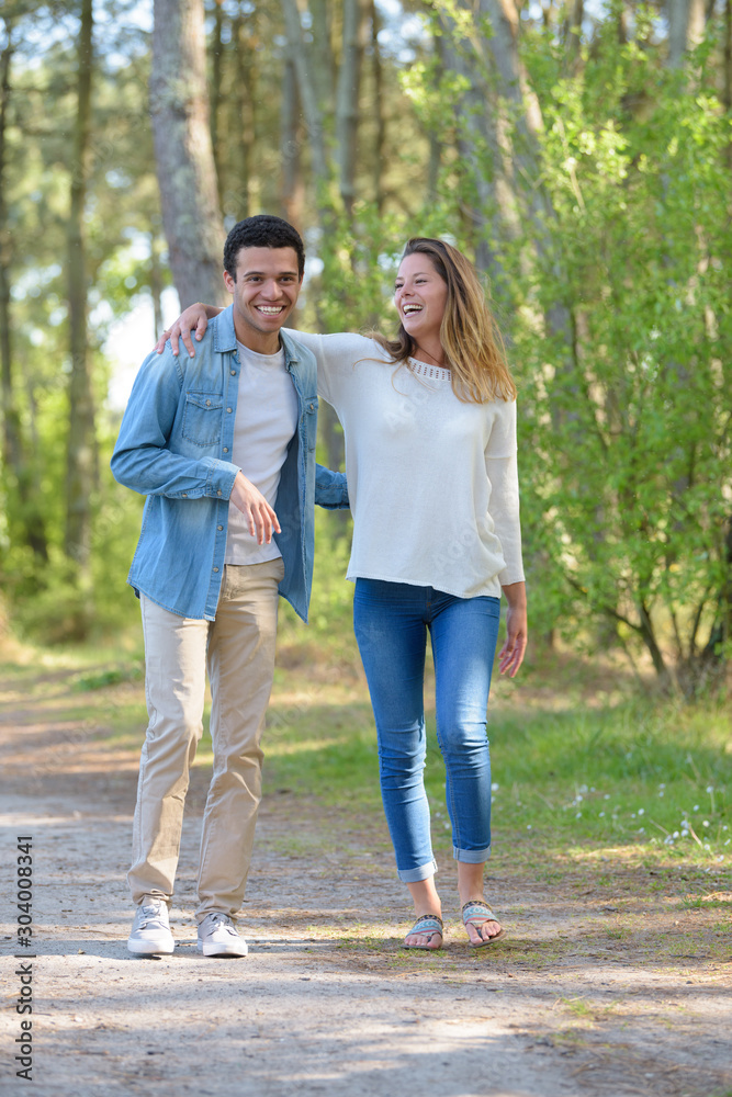 Obraz premium a couple is enjoying outside