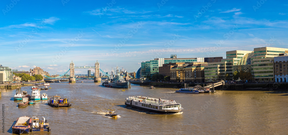 Naklejka premium Tower Bridge and HMS Belfast warship in London