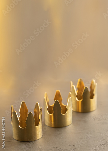 Fotografia Three gold crowns on black background, symbol of Tres Reyes Magos  ( Three Wise Men) who come bringing gifts for the kids on Epiphany or Dia de Reyes Magos