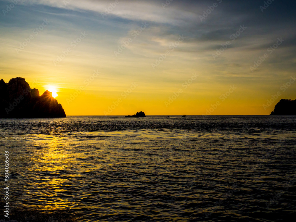 Naklejka premium The golden reflection on the water surface from sunset is beautiful