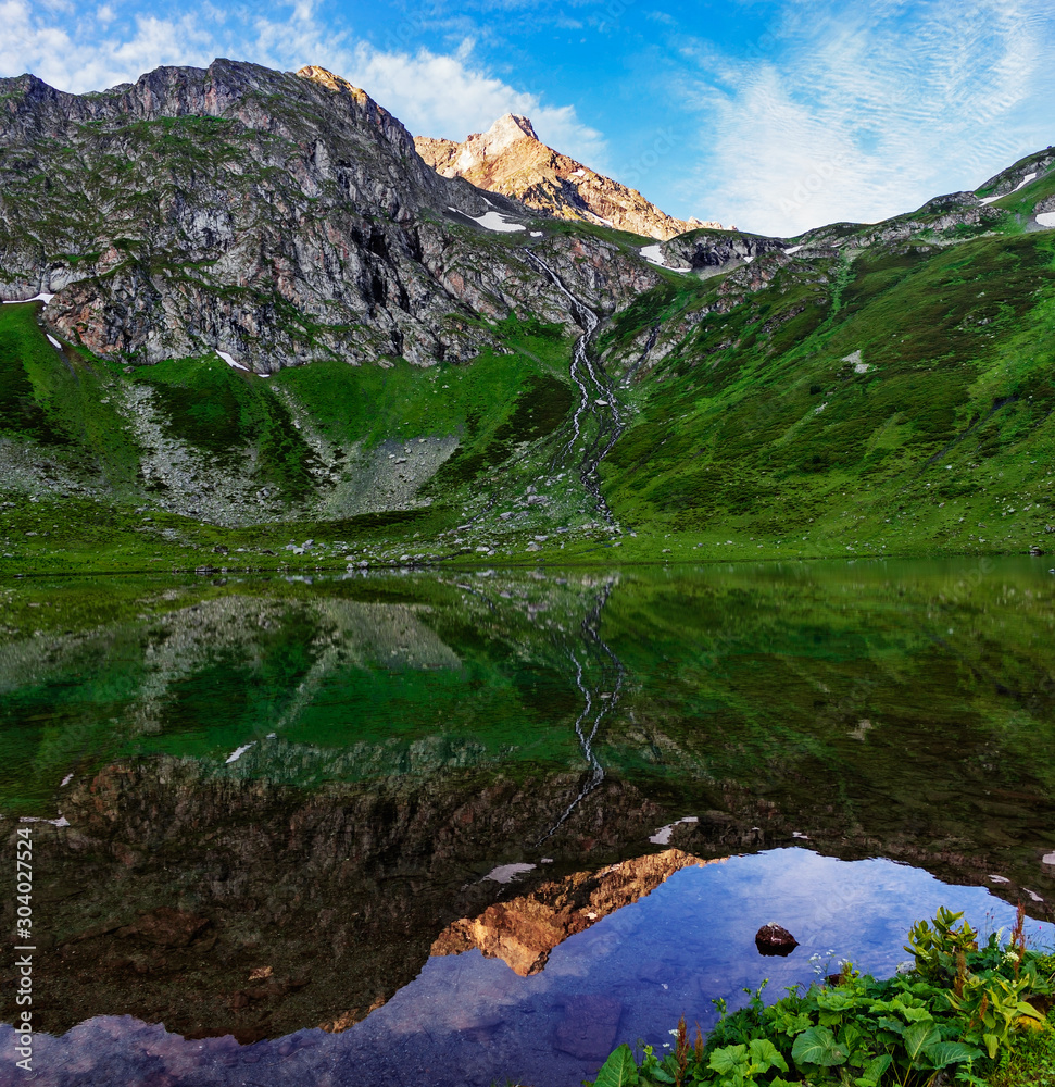 Obraz premium lake in the caucasus mountains on a summer morning