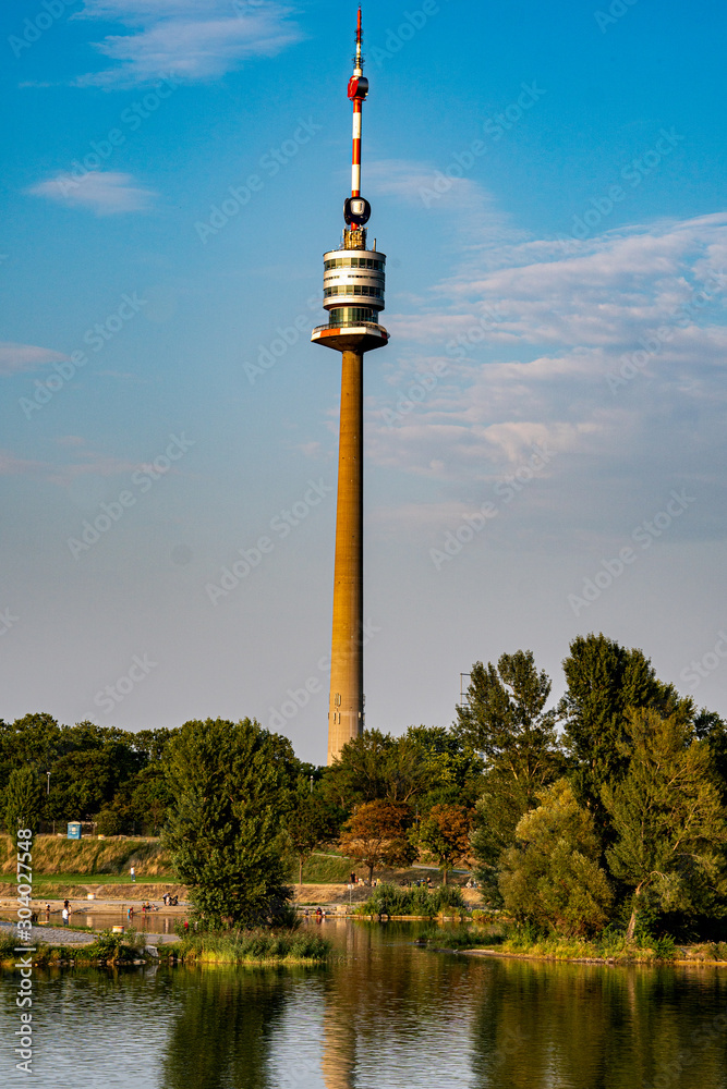 Naklejka premium Donauturm im Sommer vor wolkigem Himmel in Wien