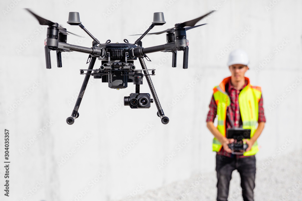 Industrial drone operator - obrazy, fototapety, plakaty 