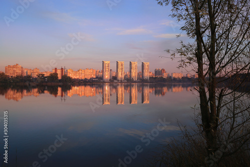 Reflection of houses at sunset in the lake © Tetiana Kravchuk