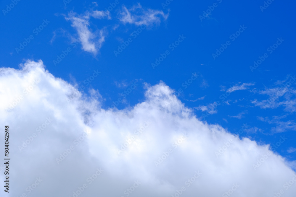 Fototapeta premium Beautiful blue sky with white gorgeous fluffy cloudy flowing with the wind