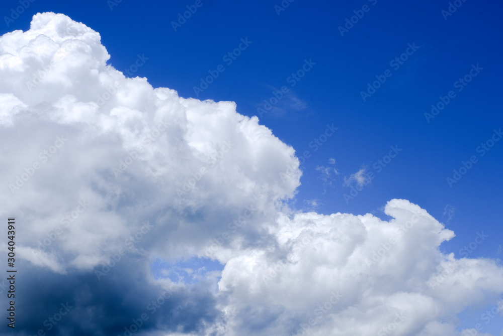 Obraz premium Beautiful blue sky with white gorgeous fluffy cloudy flowing with the wind