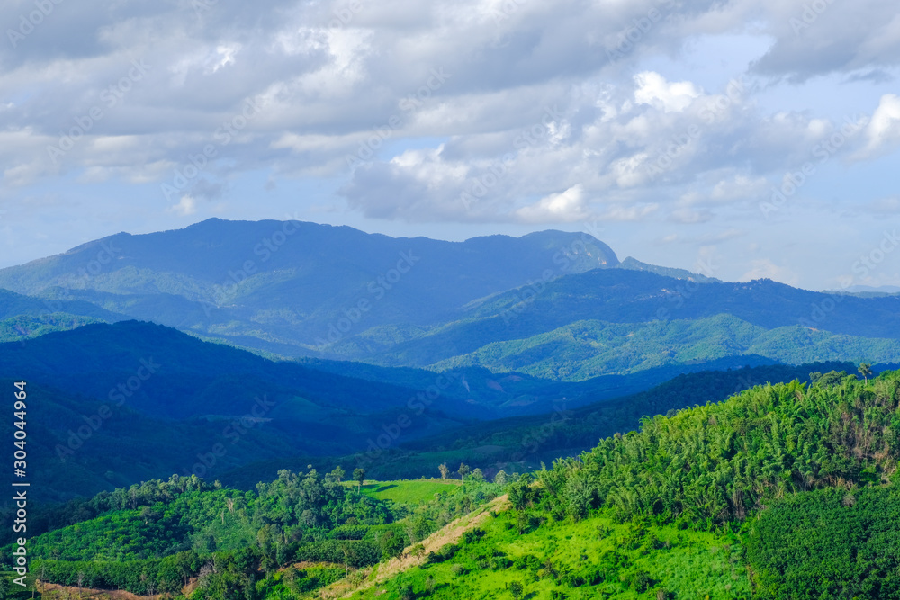 Obraz premium Beautiful blue sky with white gorgeous fluffy cloudy flowing with the wind over the mountain