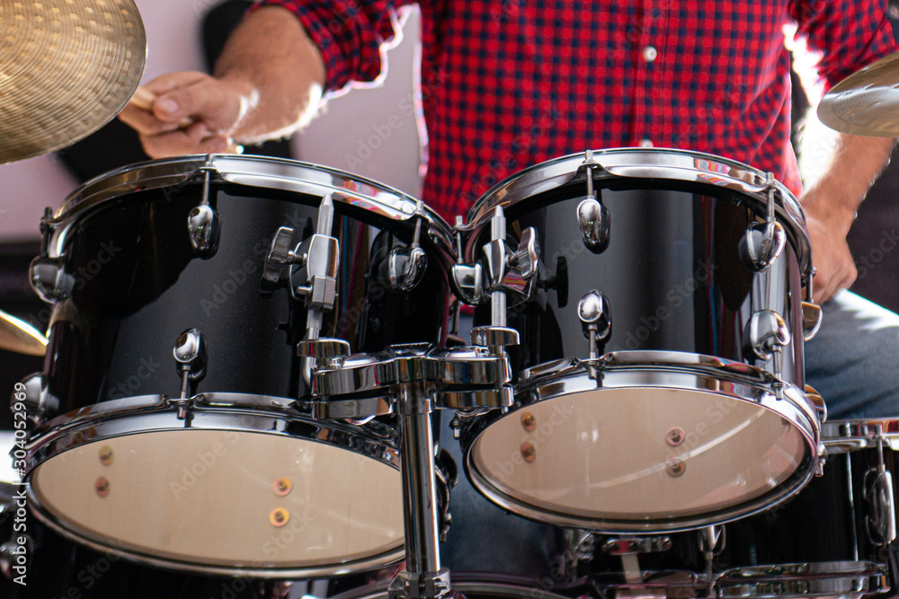 Obraz premium Caucasian man playing drums, closed up