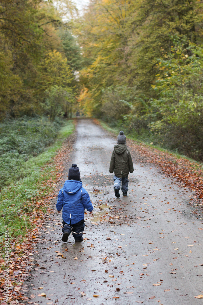 Fototapeta premium 2 Kinder im Wald 