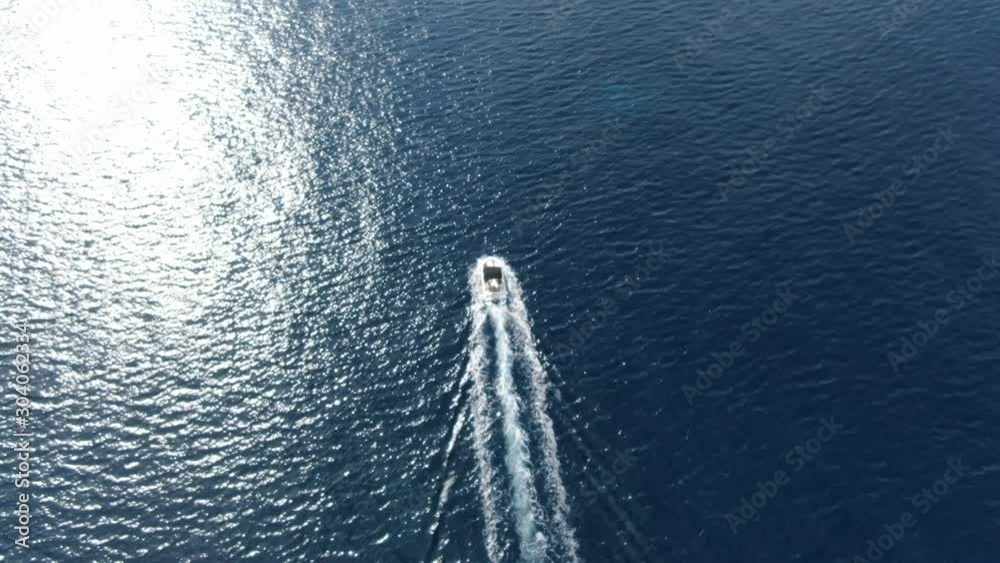 vista aerea del mar de mallorca con una barca navegando con el mar en de mallorca
