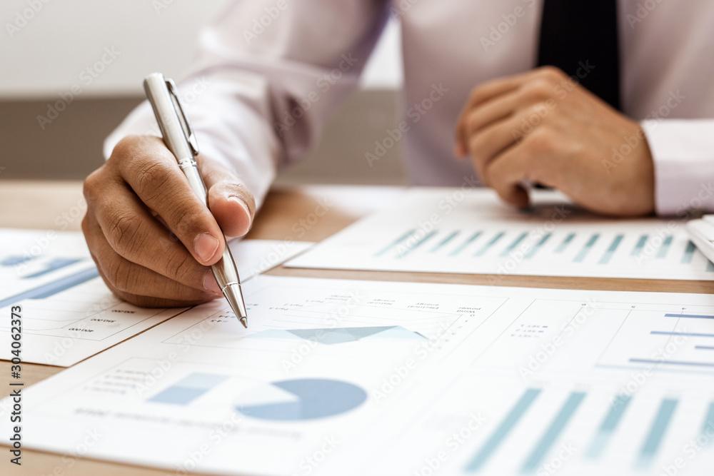 Analyzing graphs, Chai used a pen to point to the graph to analyze the business summary of the 2nd quarter of the year, analyze graph plans. Analyzing graphs, Chai used a pen to point to the graph to analyze the business summary of the 2nd quarter of the year, analyze graph plans.