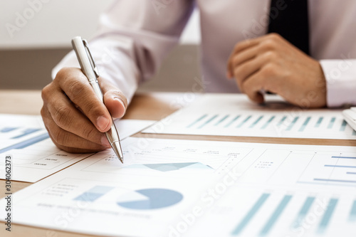 Analyzing graphs, Chai used a pen to point to the graph to analyze the business summary of the 2nd quarter of the year, analyze graph plans.