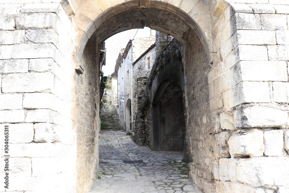 Porte de ville dans la muraille en pierre du le village de Sauzet - Département de la Drôme - France Porte de ville dans la muraille en pierre du le village de Sauzet - Département de la Drôme - France