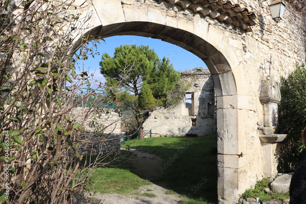 Porte de ville dans la muraille en pierre du le village de Sauzet - Département de la Drôme - France