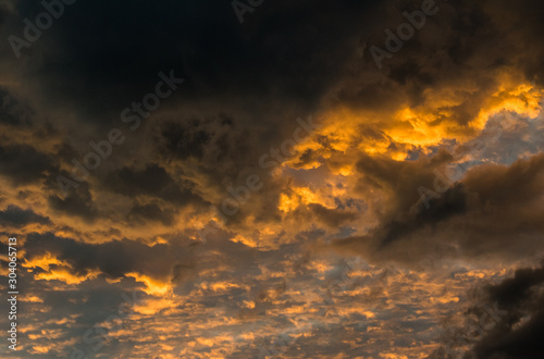 view of sunlight and cloud on the sky in sunset