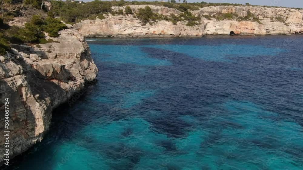 Calo des Moro playa de mallorca con aguas cristalinas de color turquesa concepto de vacaciones verano y viajar Calo des Moro playa de mallorca con aguas cristalinas de color turquesa concepto de vacaciones verano y viajar