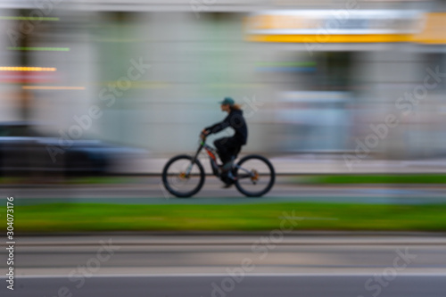 Fahrradfahrer mit dynamischer Bewegungsunschärfe auf Radweb in der stadt