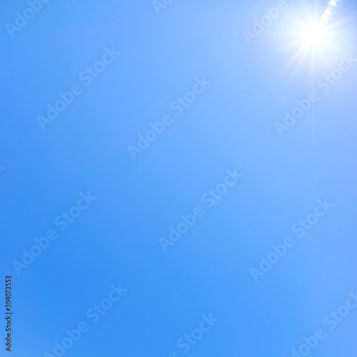 雲の無い青空と太陽の背景素材