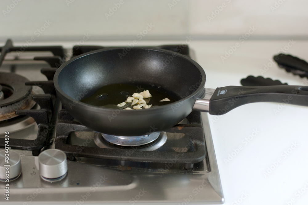 Knoblauch in einer Pfanne Knoblauch in einer Pfanne