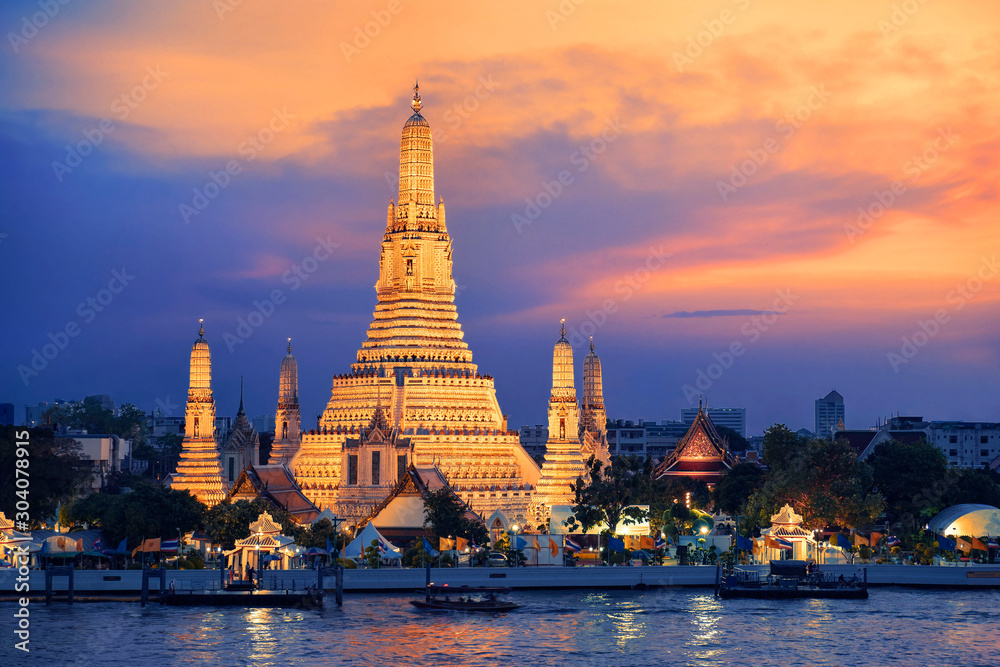 Fototapeta premium Wat Arun Temple at Sunset in Bangkok, Thailand