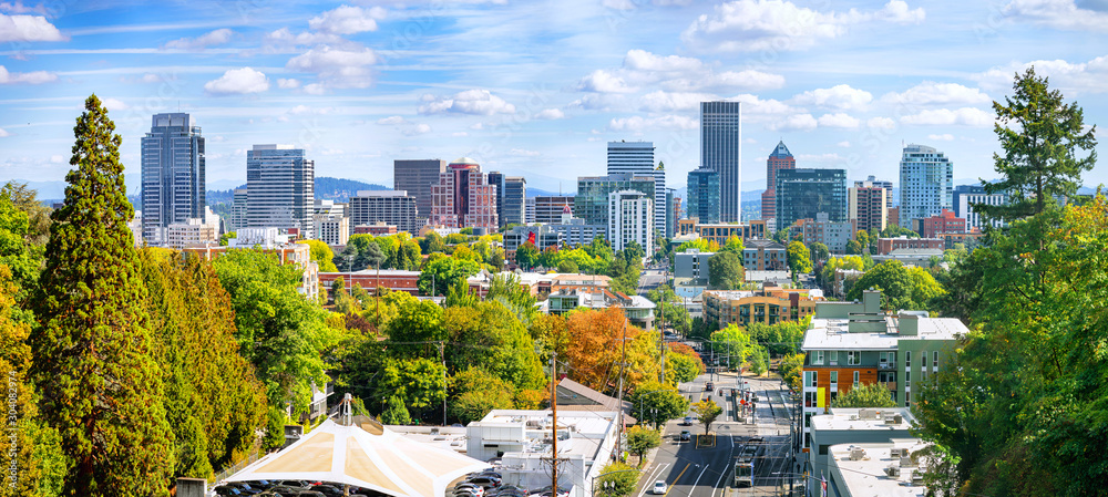 Naklejka premium Klasyczny panoramiczny widok na słynną panoramę Portland z ruchliwą scenerią śródmieścia, kolorowymi liśćmi i kultowym Mount Hoodem w tle w piękny słoneczny jesienny dzień, American Northwest, Oregon, USA