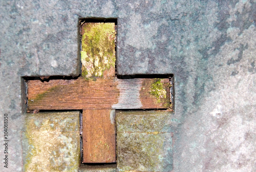 Holzkreuz in Stein eingelassen 1