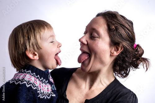 Jeune enfant et mère se tirent la langue