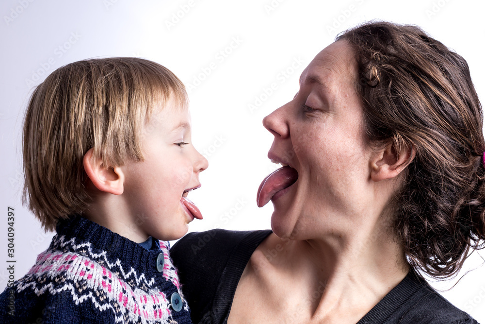 Jeune enfant et mère se tirent la langue Jeune enfant et mère se tirent la langue