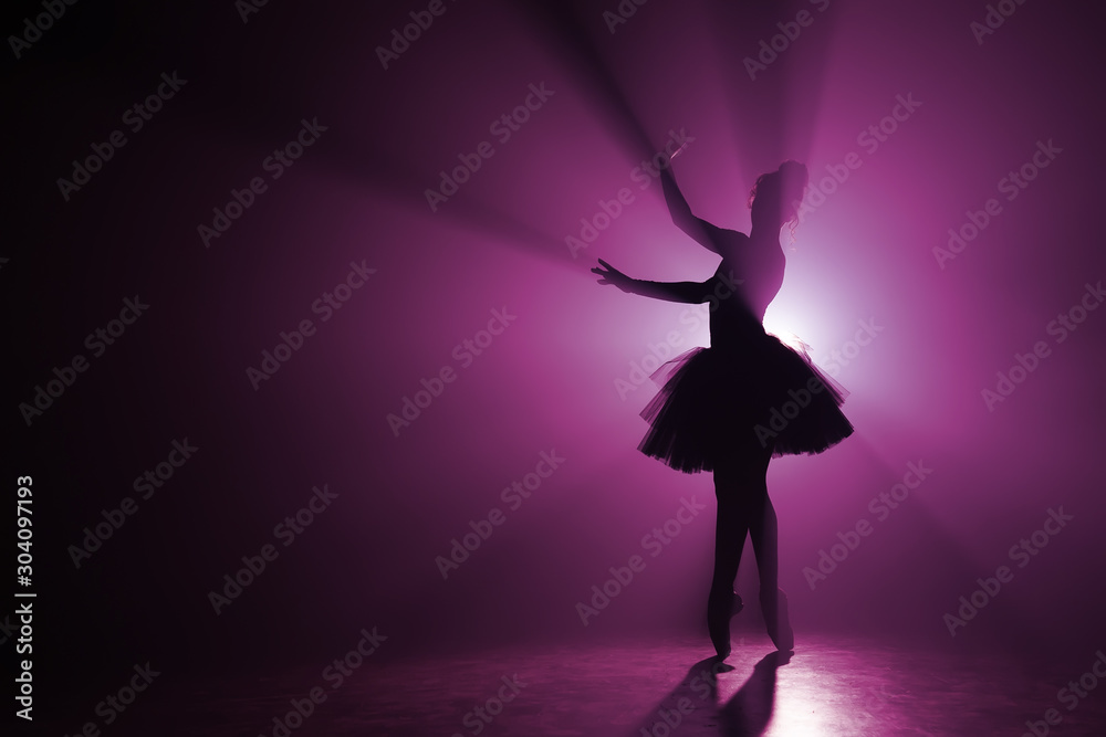 Fototapeta Sylwetka bajki dziewczyna tańczy balet w tutu na scenie przed reflektorem z kolorowym różowym światłem neonowym. Skopiuj miejsce. Malowanie wolumetryczne, scena dymna.