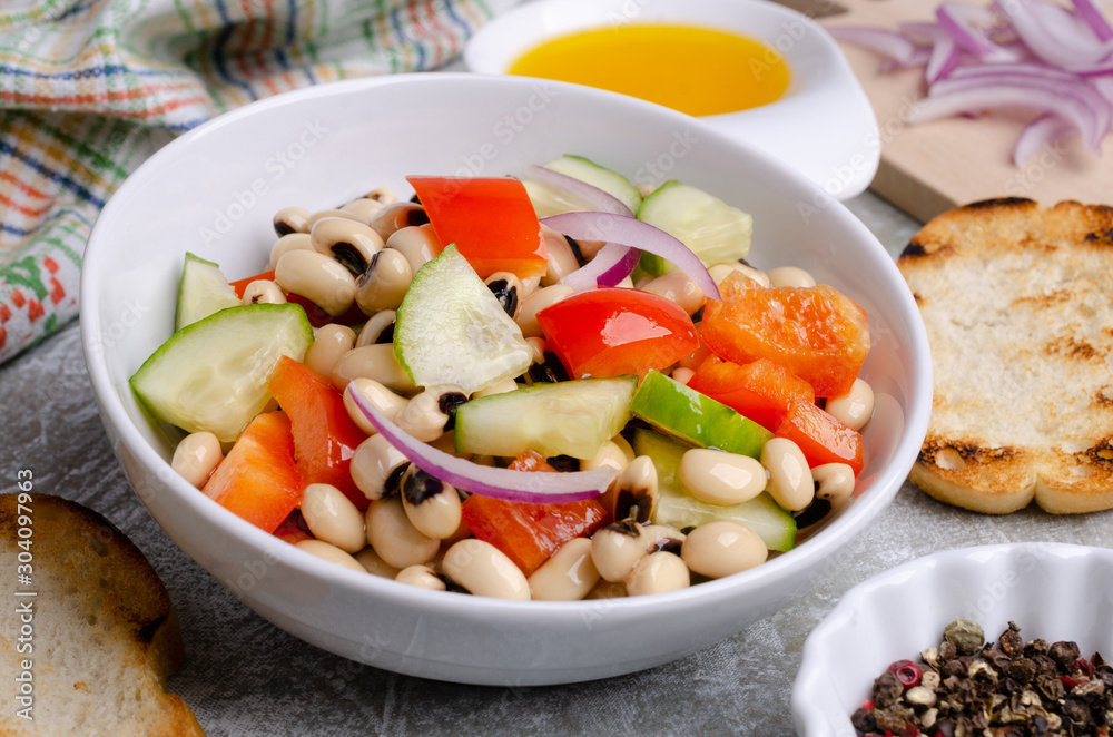 Salad with beans and fresh vegetables