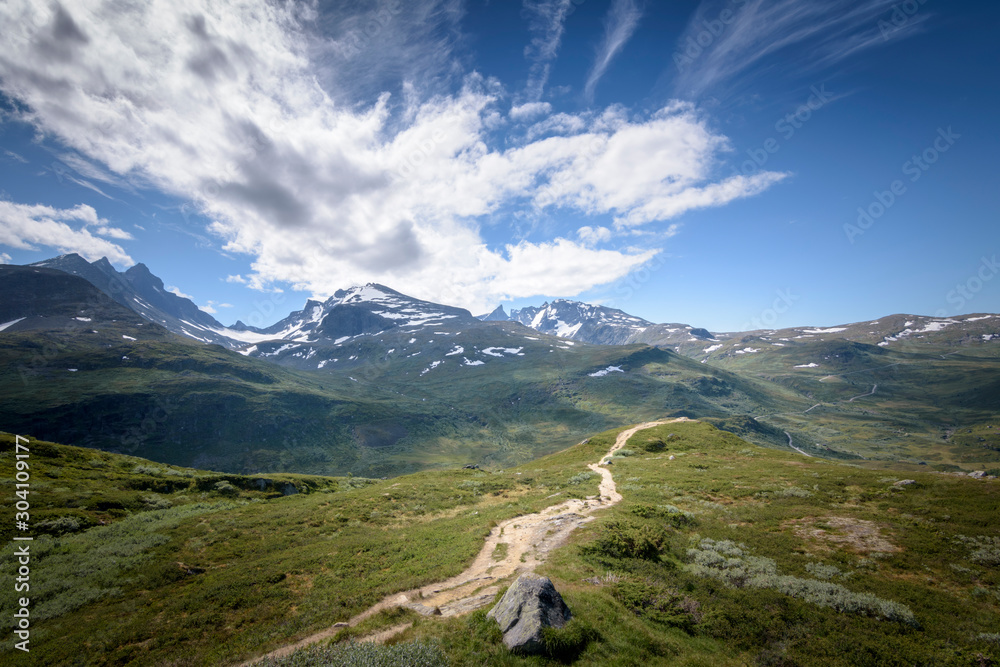 Fototapeta premium Nedre Oscarshaug vista at touristic road Norway