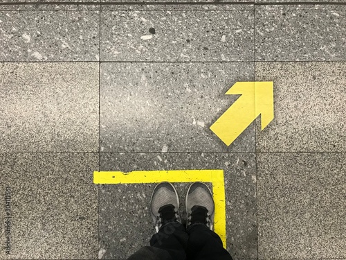 An arrow that is used to tell the direction and direction.