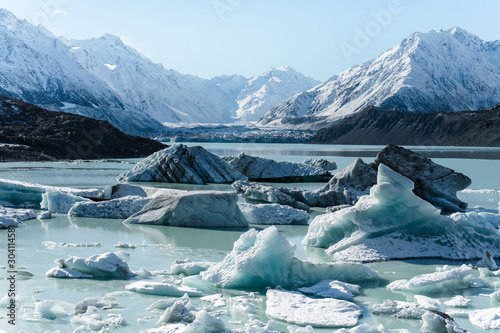 Abgebrochene Eisberge schwimmen auf dem See des Tasman Gletschers im Mount Cook National Park in Neuseeland photo