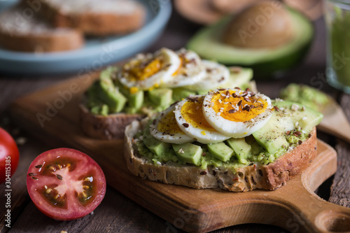 toast with avocado and egg