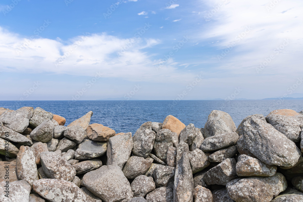 相島積石塚群(国指定史跡)と海 相島積石塚群(国指定史跡)と海