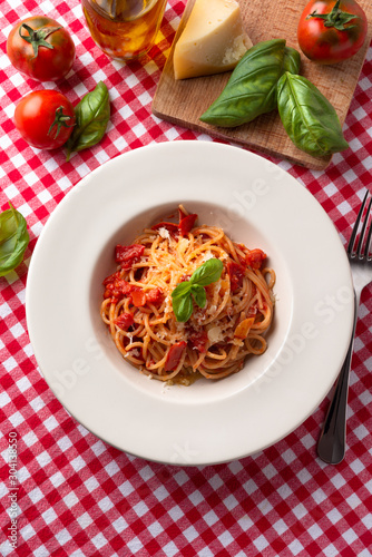 Piatto di spaghetti con pomodoro e parmigiano 
