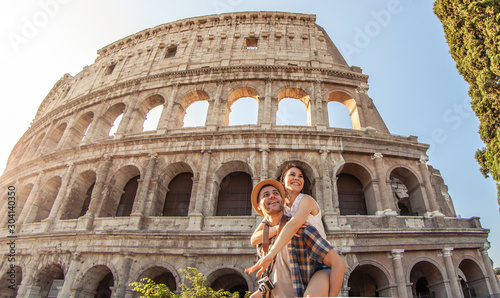 Leinwand Poster Young happy couple having fun at Colosseum, Rome