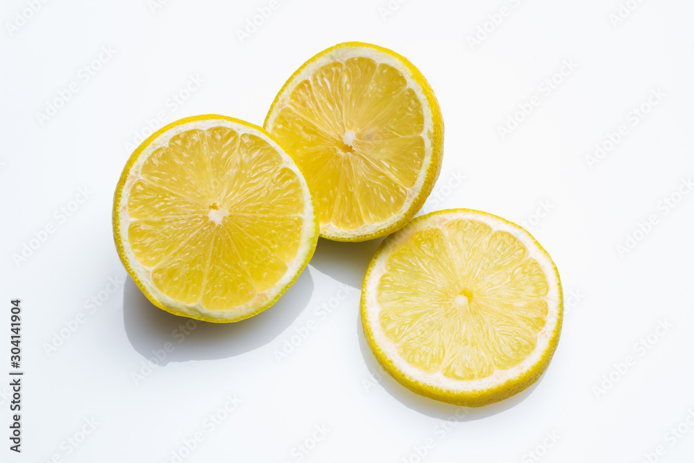 Rodajas de limón, preparadas para poner en un Coctail o en una bebida refrescante o quizás en un te.