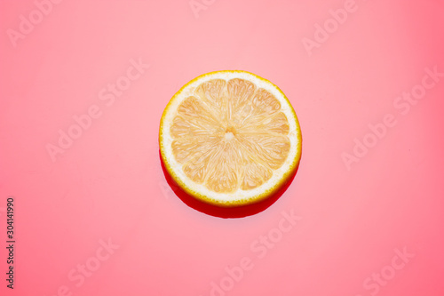 Rodajas de limón, fruta cítrica de sabor muy ácido, ideal para hacer zumos refrescantes en verano, helados, llena de vitaminas photo