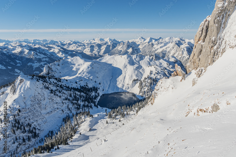 Blick vom Stockhorn auf den zugefrorenen Oberstockensee und das Berner Oberland – Erlenbach, Simmental, Schweiz