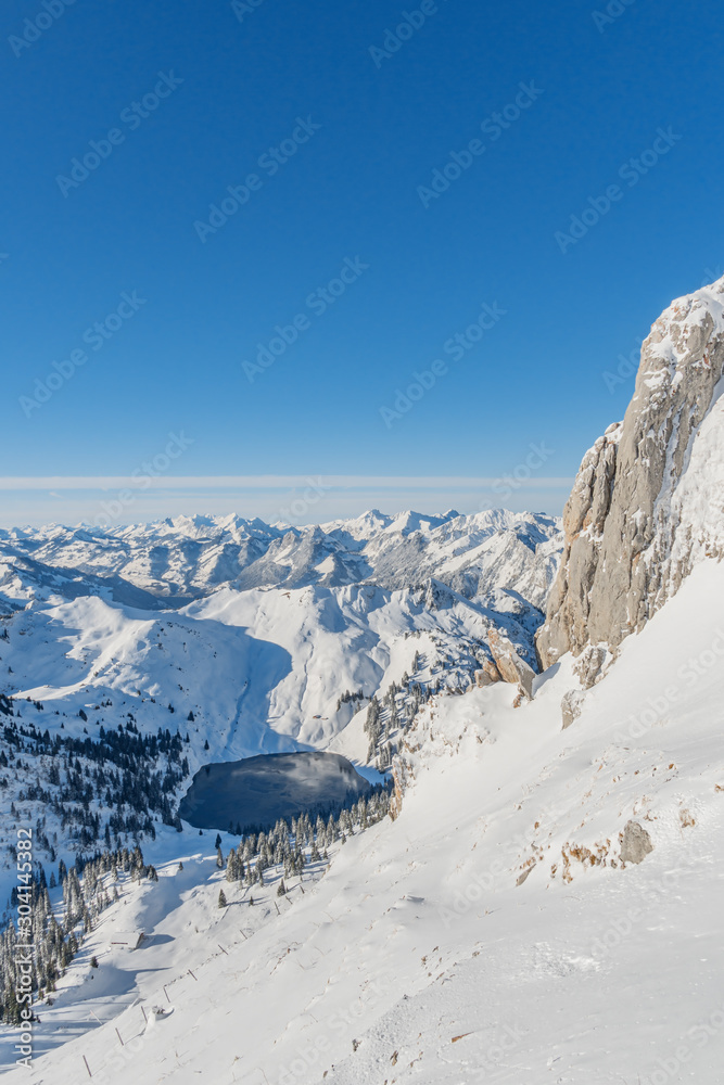 Blick vom Stockhorn auf den zugefrorenen Oberstockensee und das Berner Oberland – Erlenbach, Simmental, Schweiz