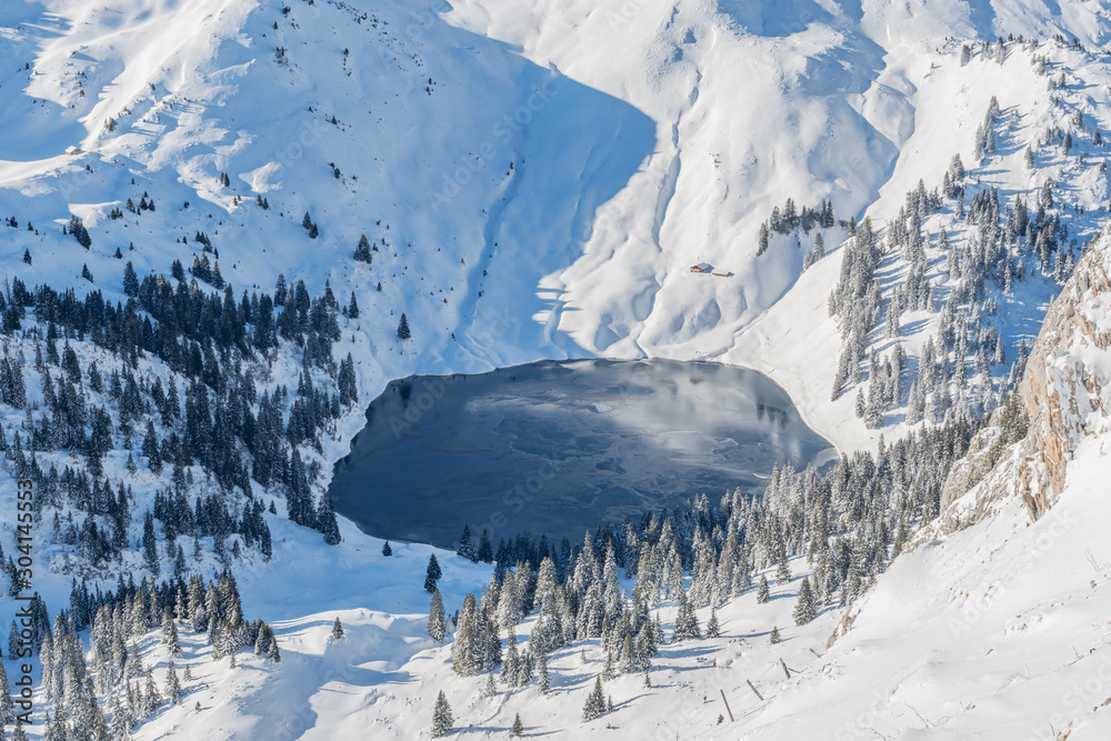 Blick vom Stockhorn auf den zugefrorenen Oberstockensee und das Berner Oberland – Erlenbach, Simmental, Schweiz