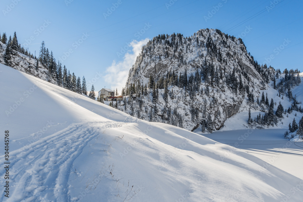Blick auf die Mittelstation Chrindi am Hinterstockensee - Erlenbach, Simmental, Schweiz