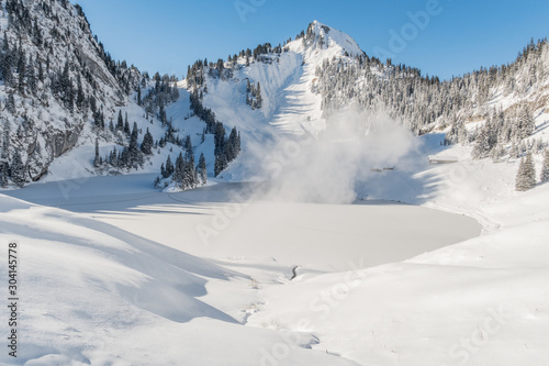 Blick auf den zugefrorenen Hinterstockensee - Erlenbach, Simmental, Schweiz