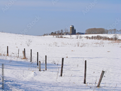 雪原と牧場のサイロ
