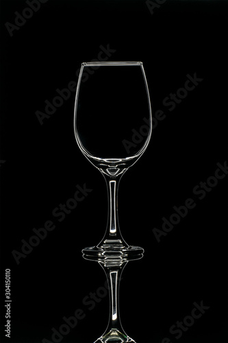 copa de vidrio con fondo negro clave baja, vacia transparente 