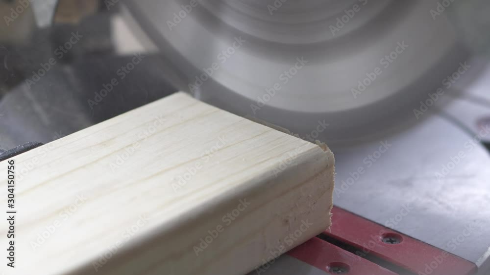 Cutting a straight edge on Wood Plank with a Miter Saw Stock ビデオ