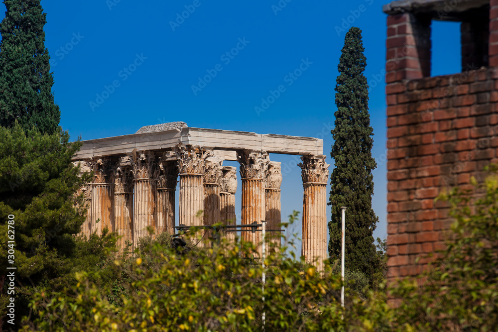 Obraz premium The Temple of Olympian Zeus at Athens city center