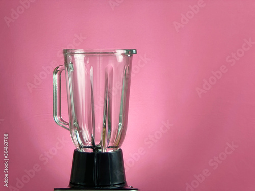 Картината върху платно Empty blender staying on pink background