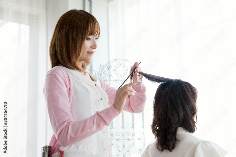 髪を切る美容師